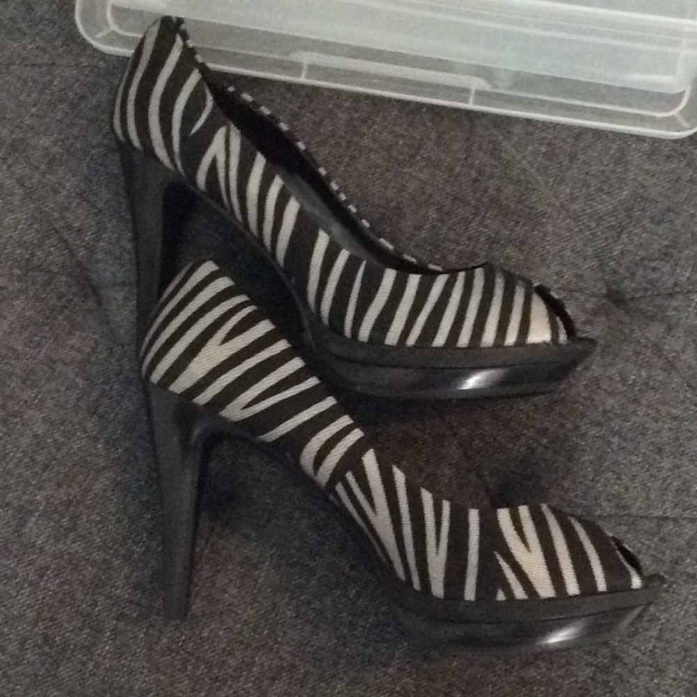 NWOT.  Ladies Moda Peep Toe Heels - Picture 5 of 8